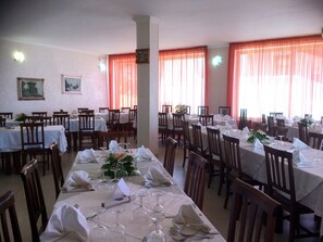 Petit-déjeuner, déjeuner et dîner servis sur place