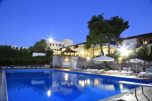 Seasonal outdoor pool, pool umbrellas, sun loungers