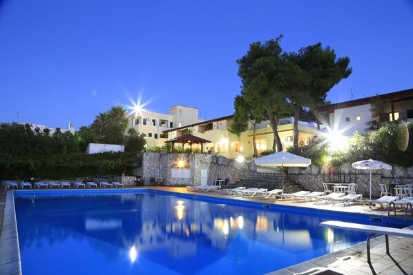 Piscina externa sazonal, guarda-sóis, espreguiçadeiras