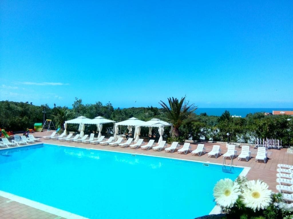 Piscina stagionale all'aperto, ombrelloni da piscina, lettini