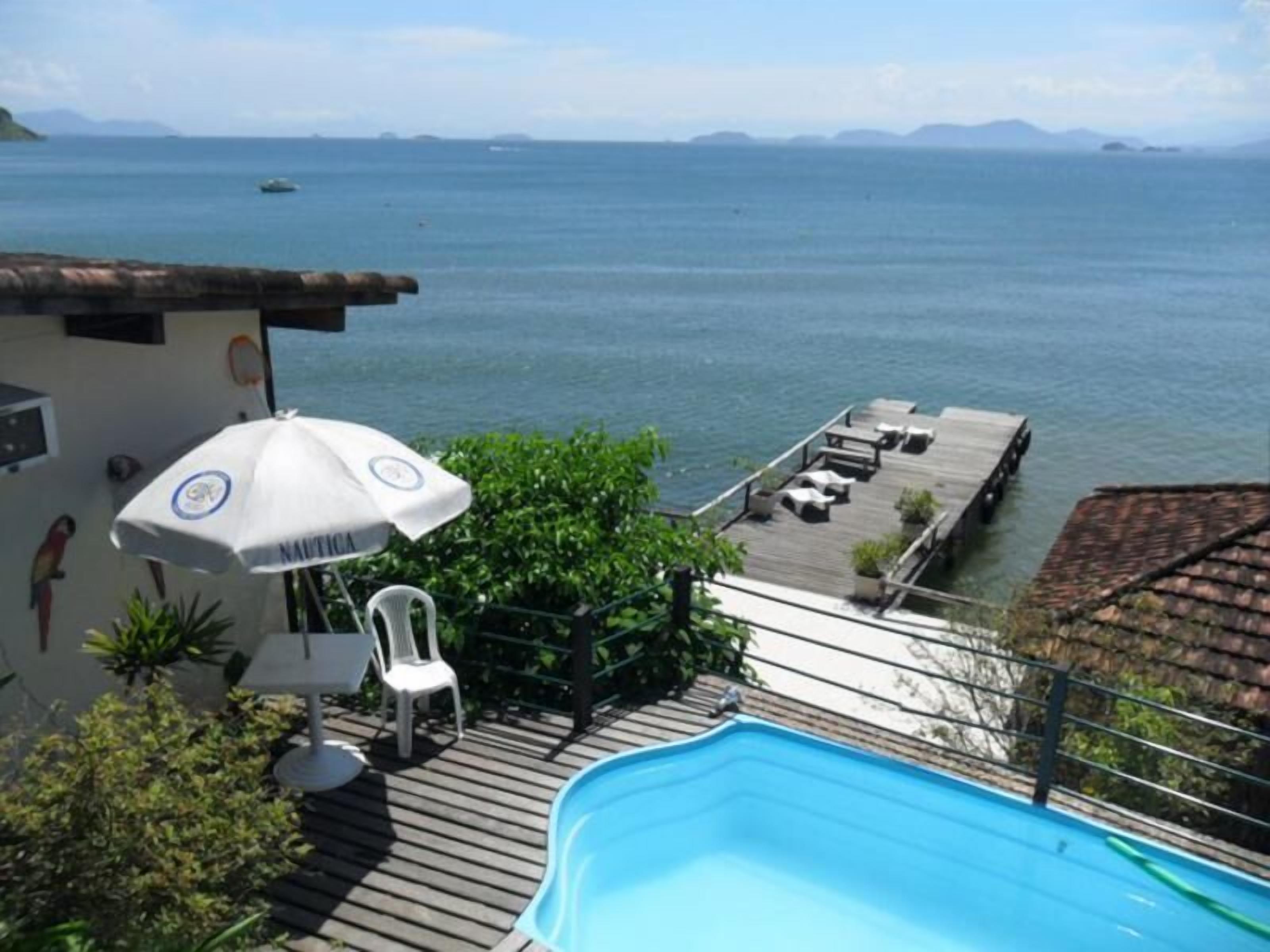 Piscina externa, espreguiçadeiras