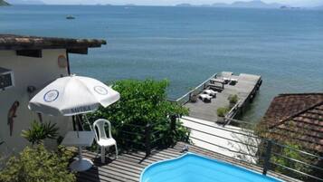 Piscina externa, espreguiçadeiras