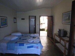 Quarto, sacada, vista para a praia | Wi-Fi de cortesia