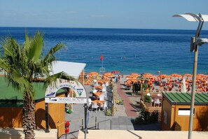 Di pantai, kursi berjemur, dan payung pantai