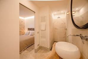 Apartamento de diseño, 1 cama doble | Baño | Cabezal de ducha tipo lluvia y toallas
