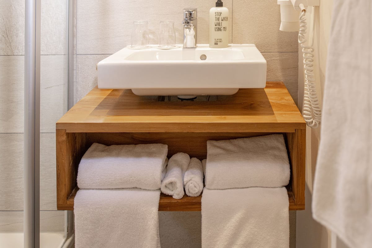 standard room | bathroom | shower, eco-friendly toiletries, towels