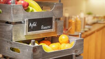 Holzkisten mit Obstbezeichnungen, die Äpfel, Bananen, Orangen und Mandarinen enthalten.