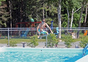 Seasonal outdoor pool, pool umbrellas, sun loungers - Belle Isle Motel (Bar Harbor)