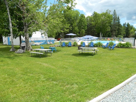 BBQ/picnic area. Belle Isle Motel