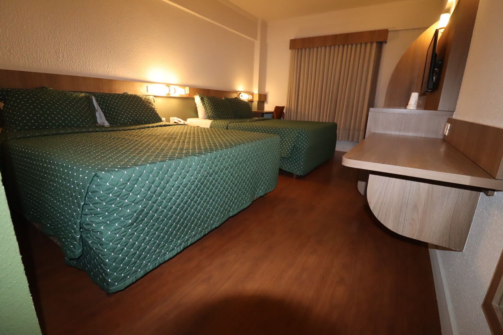 Apartamento Familia Standard | Minibar, in-room safe, desk, blackout drapes