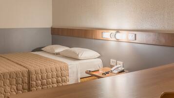 Quarto casal standard, 1 cama Queen | Frigobar, cofres nos quartos, escrivaninha, cortinas blackout