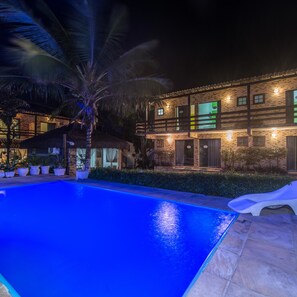 Piscina externa, funciona das 9h às 20h, guarda-sóis, espreguiçadeiras