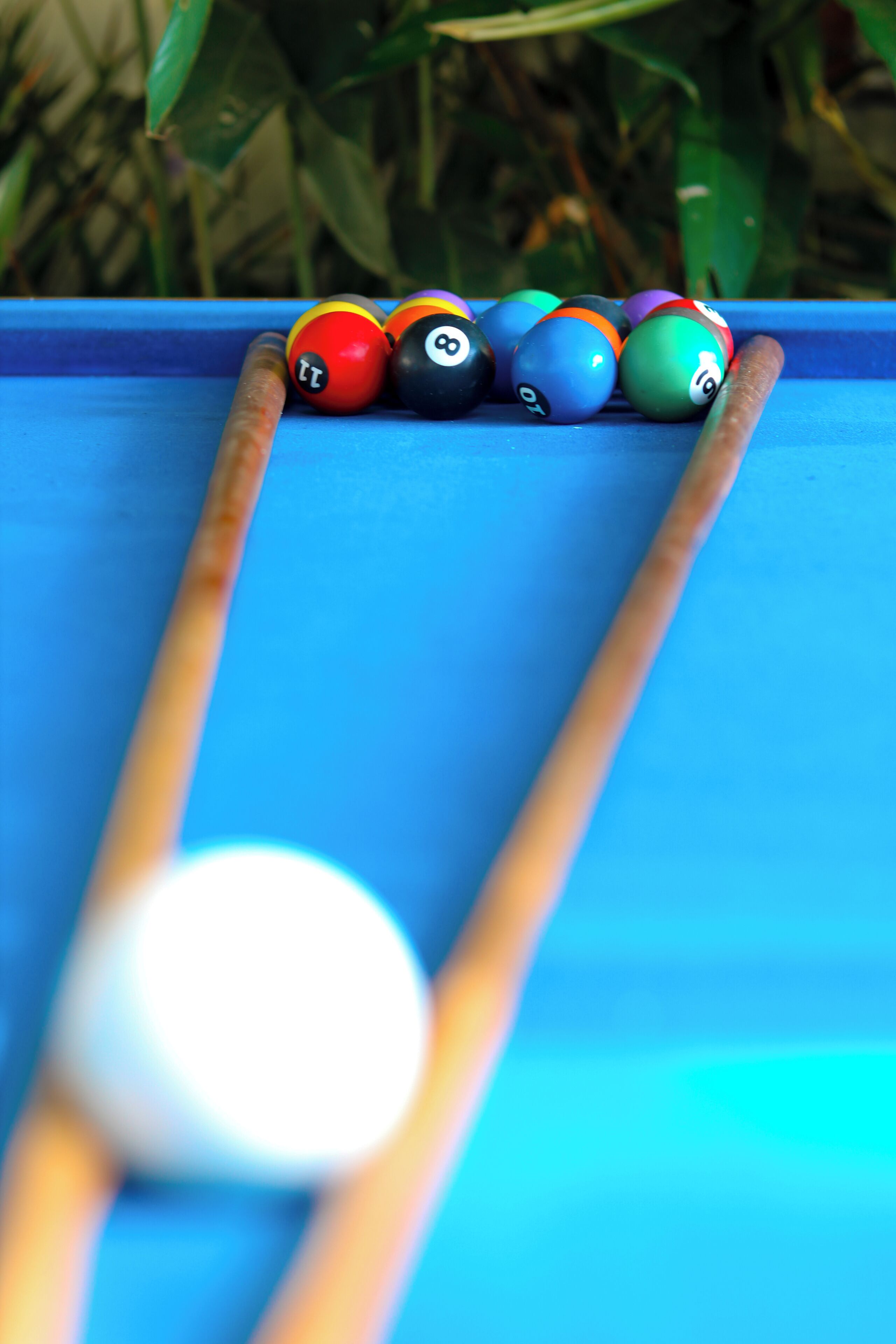 Een pooltafel met ballen en stokken.