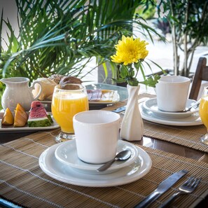 Se ofrece un desayuno bufé todos los días (por un coste adicional)