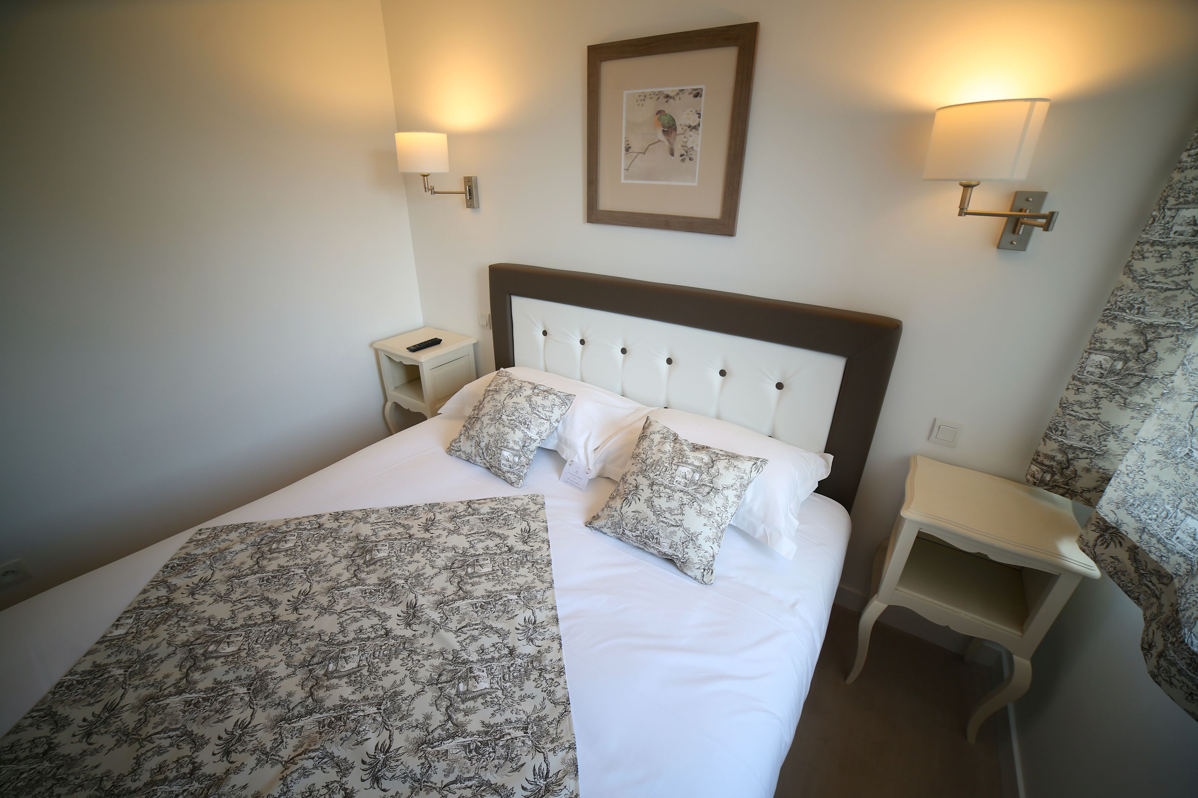 standard double room | premium bedding, down duvets, individually decorated, desk