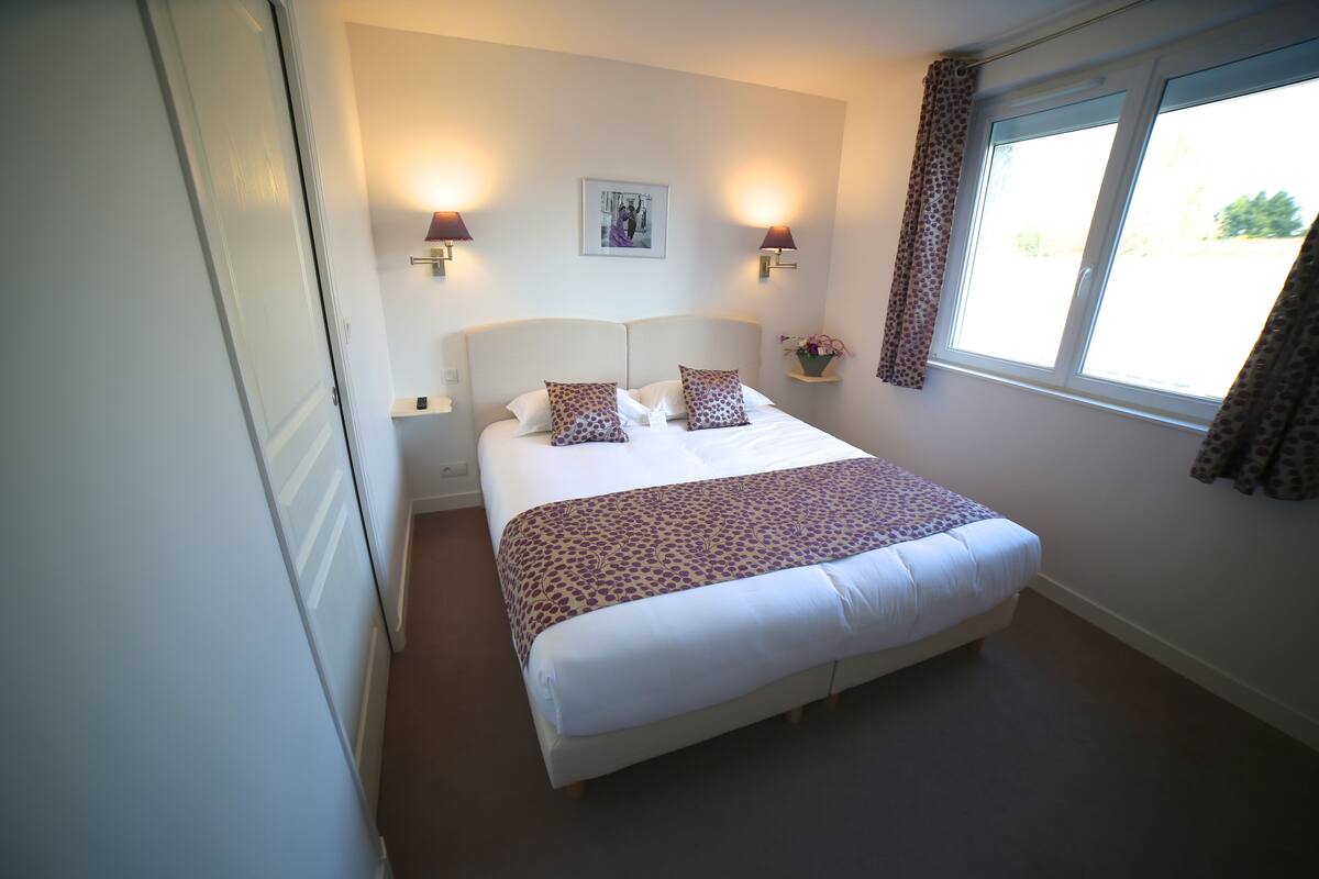 standard double room | premium bedding, down duvets, individually decorated, desk