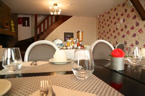 Tägliches Frühstücksbuffet (14.00 EUR pro Person)