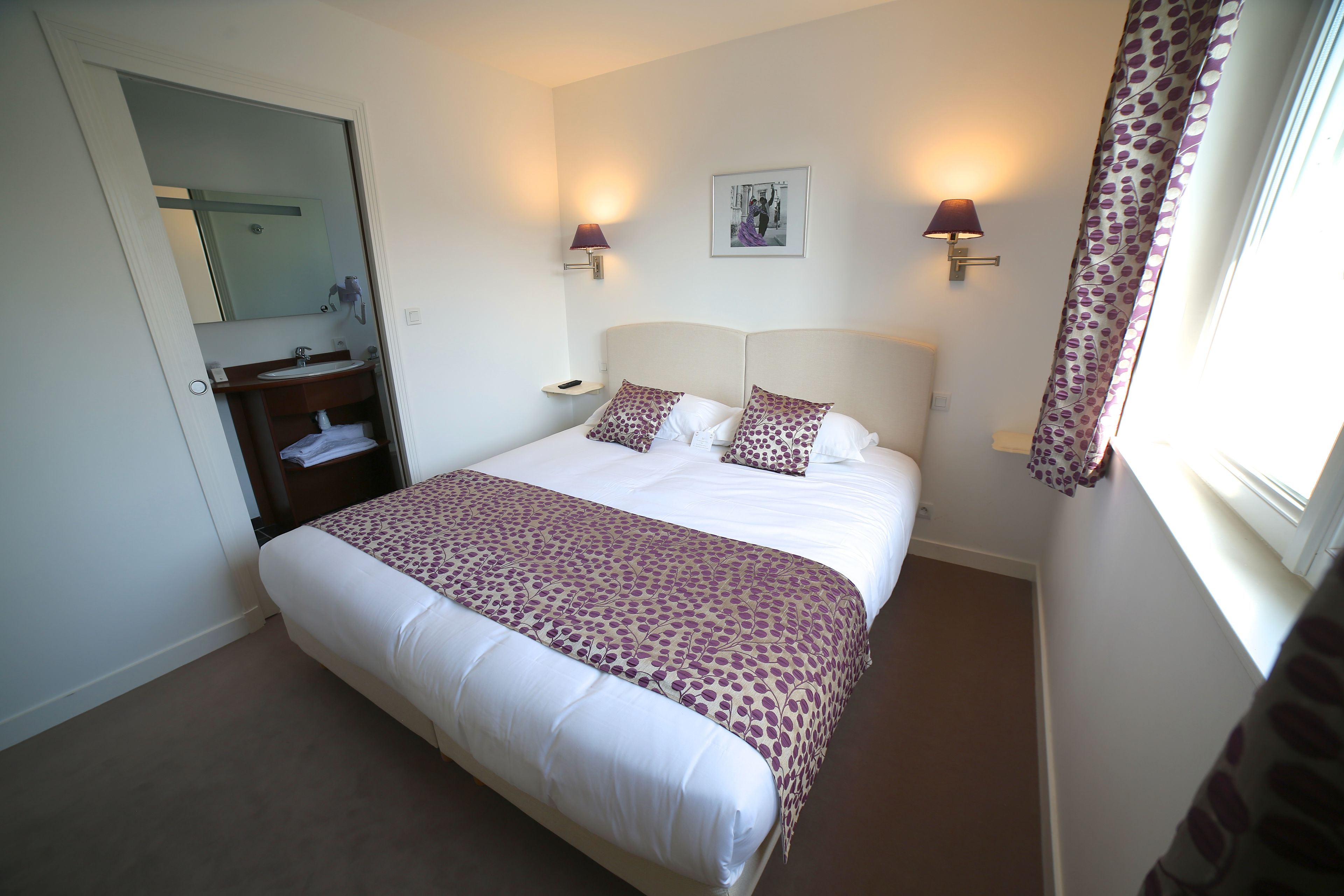 standard double room | premium bedding, down duvets, individually decorated, desk