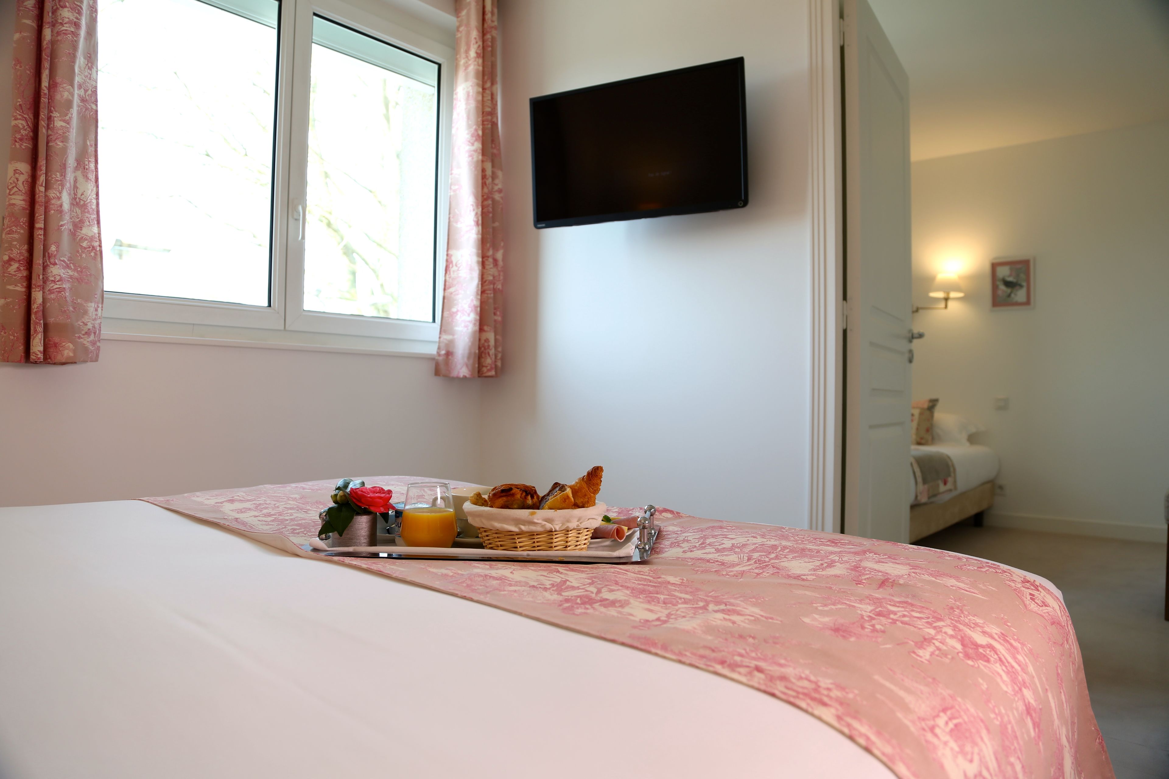 standard double room | premium bedding, down duvets, individually decorated, desk