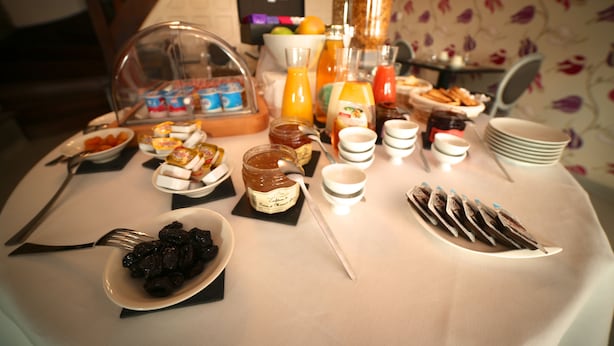 Un bufé de desayuno con diversos alimentos y acompañamientos.