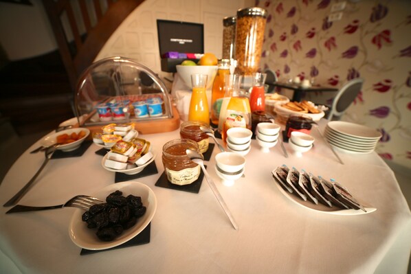 Desayuno buffet (EUR 14.00 por persona)