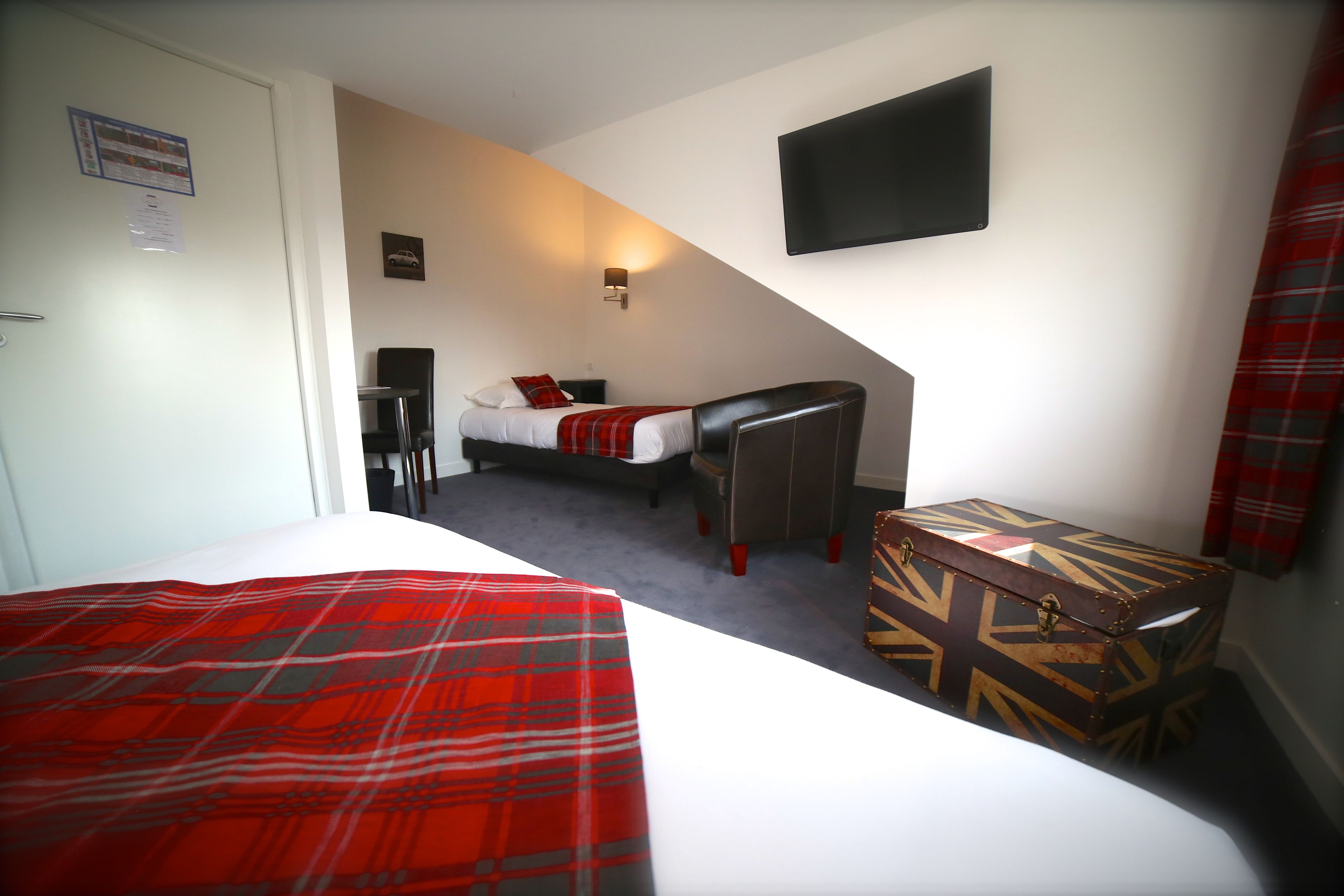 triple room | premium bedding, down duvets, individually decorated, desk