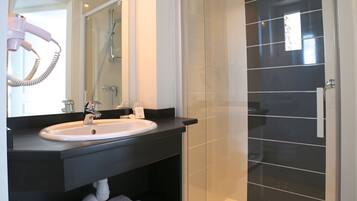 Bañera con ducha, artículos de tocador gratuitos, secador de pelo