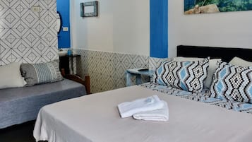 Tabla de planchar con plancha, wifi gratis y ropa de cama