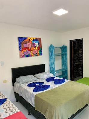 Quarto triplo, suíte | Ferros/tábuas de passar roupa, Wi-Fi de cortesia, roupa de cama