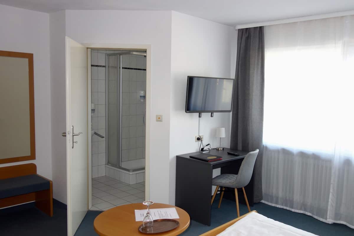 Eenpersoonskamer | Een kluis op de kamer, een bureau, gratis wifi, beddengoed