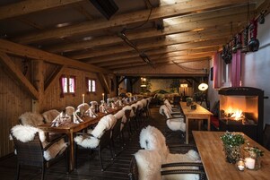Serviço de café da manhã, culinária alemã, restaurante ao ar livre 