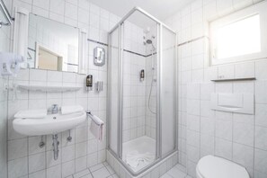 Douche, sèche-cheveux, serviettes fournies