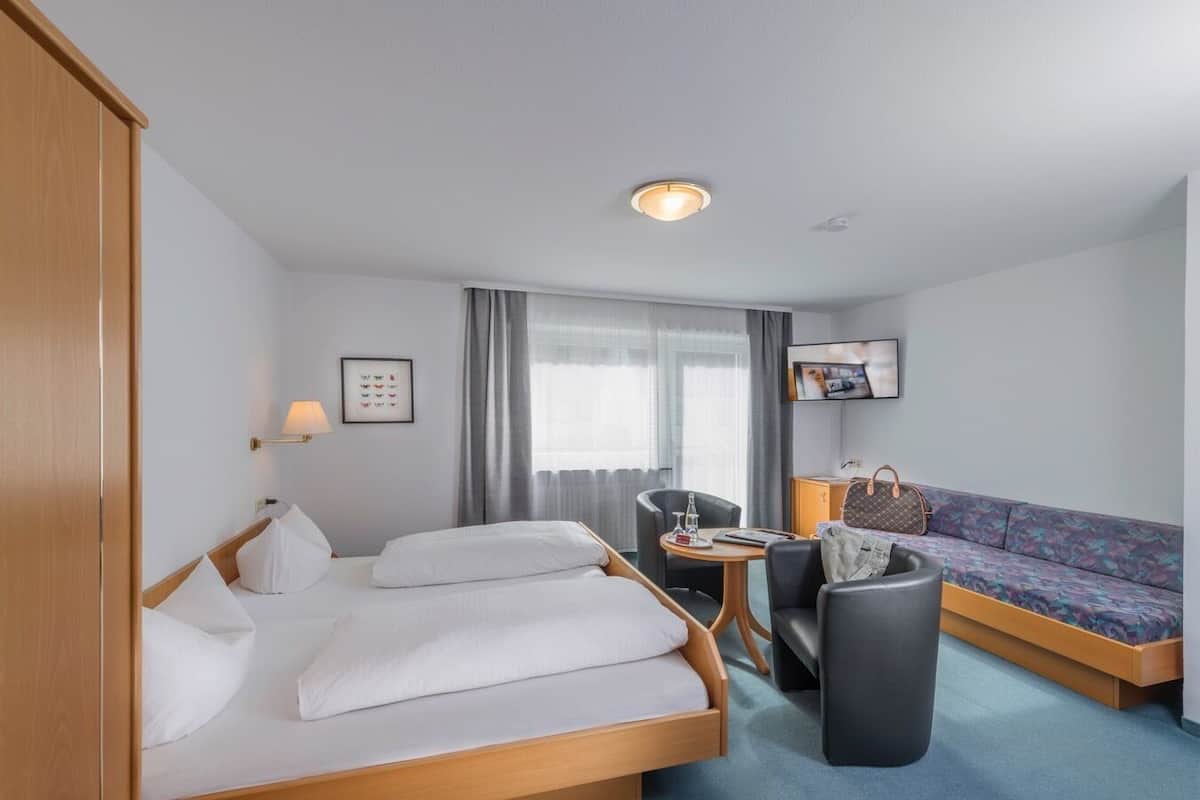 Een kluis op de kamer, een bureau, gratis wifi, beddengoed