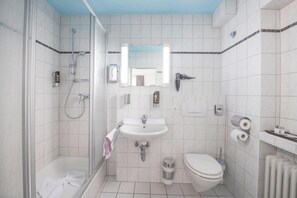 Suihku, hiustenkuivaaja, pyyhkeet