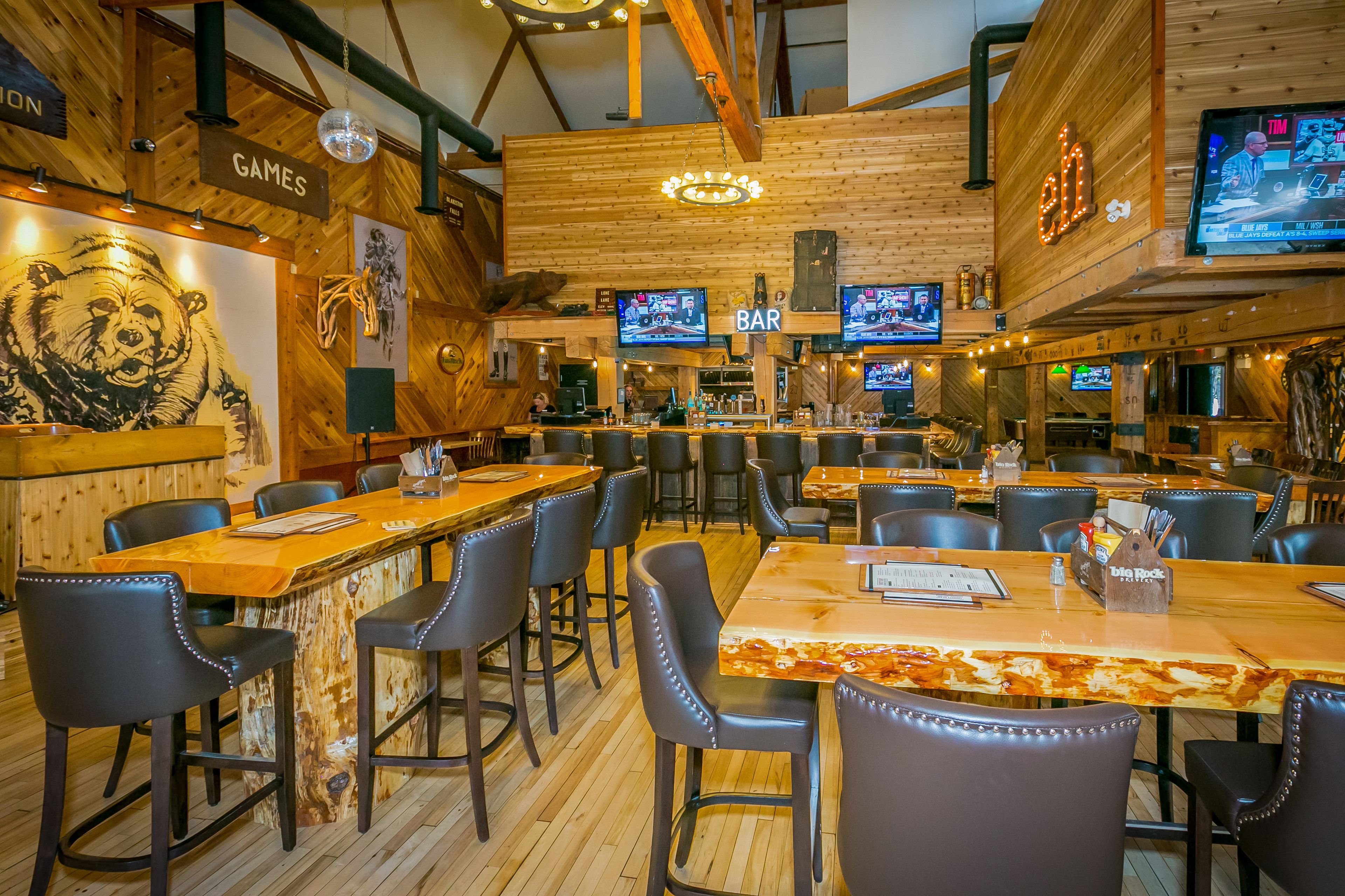 2 bars/lounges