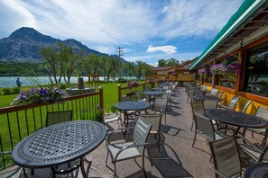Outdoor dining - Bayshore Inn & Spa (Waterton Park)