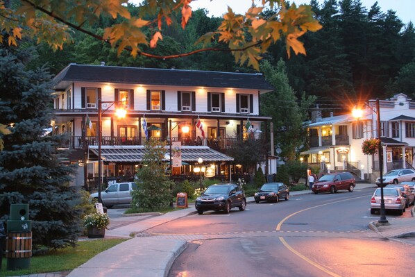 Front of property - Hotel Mont Tremblant (Mont-Tremblant)