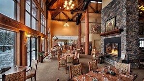 2 restaurants; breakfast, lunch, and dinner served - Elk Ridge Resort (Waskesiu Lake)
