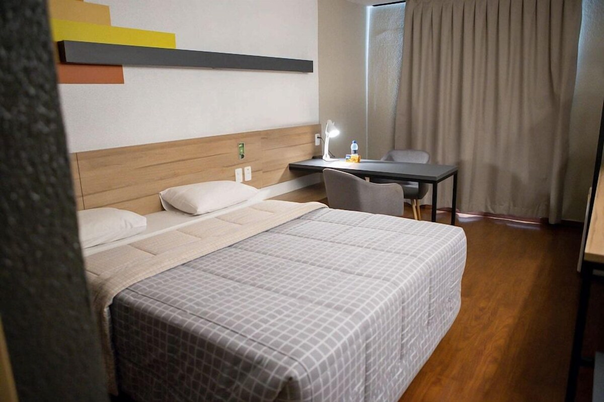 Minibar, caja de seguridad en la habitación y escritorio