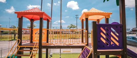 Zona de juegos infantil al aire libre