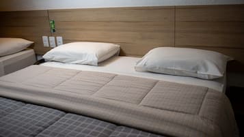 Tomannsrom – standard, 2 dobbeltsenger | Minibar, safe på rommet, skrivebord og blendingsgardiner