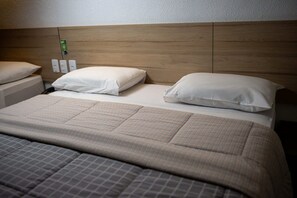 Standard-Zweibettzimmer, 2 Doppelbetten | Minibar, Zimmersafe, Schreibtisch, Verdunkelungsvorhänge