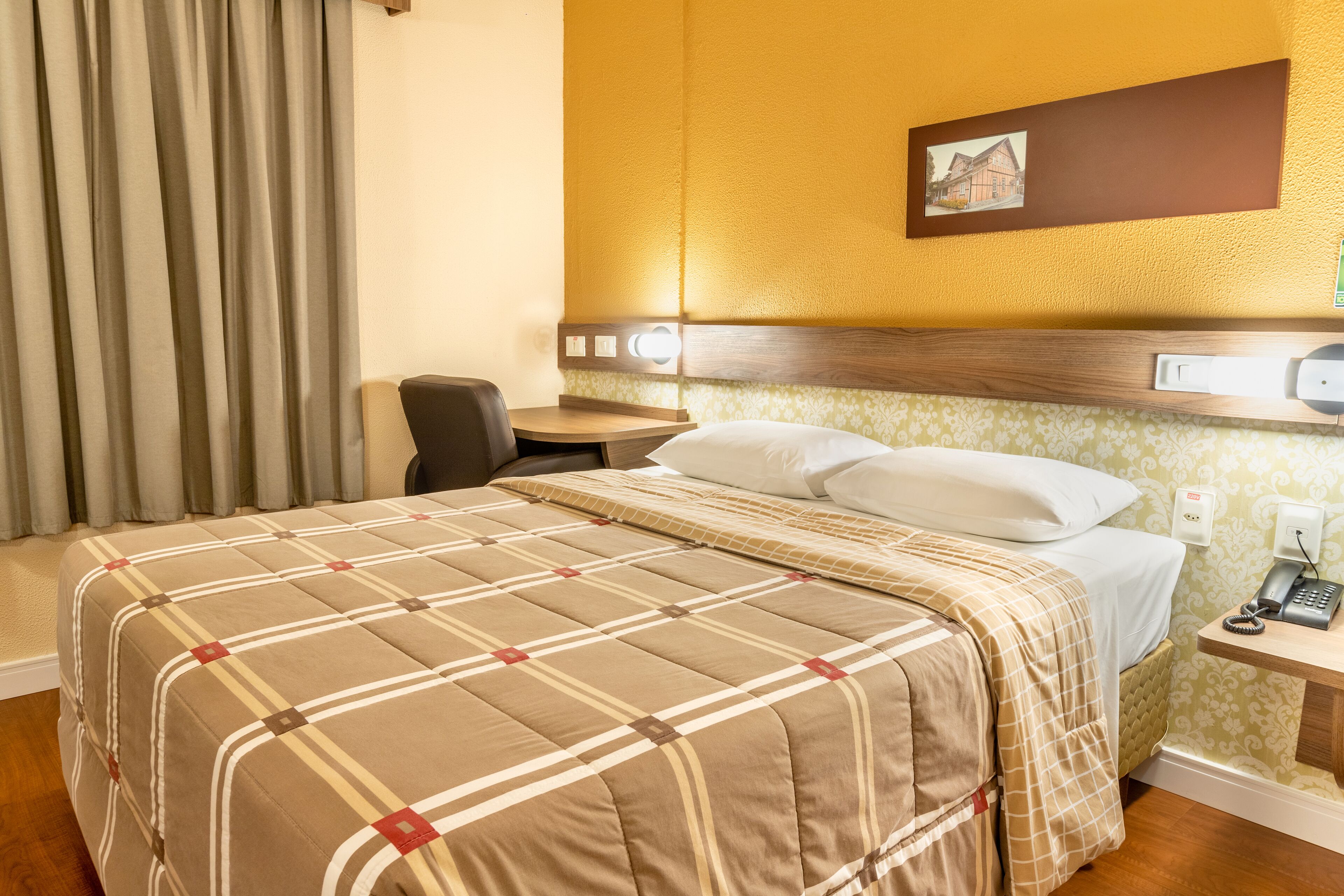 standard room, 1 double bed, accessible | minibar, in-room safe, desk, blackout curtains