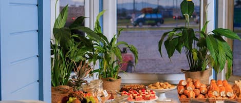 Daily buffet breakfast (BRL 0.01 per person)