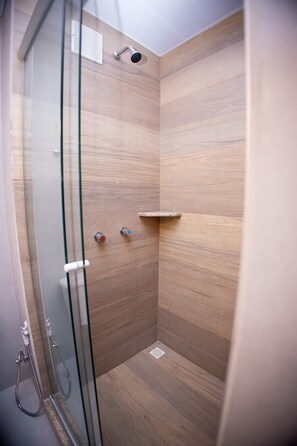 Shower, rainfall showerhead, free toiletries, towels - Hotel 10 Joinville (Joinville)