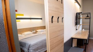 Rom – standard, 2 dobbeltsenger | Minibar, safe på rommet, skrivebord og blendingsgardiner