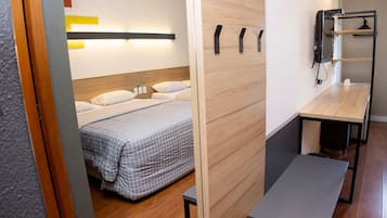 Habitación estándar, 2 camas matrimoniales | Minibar, caja de seguridad en la habitación y escritorio