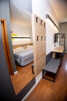 Minibar, caja de seguridad en la habitación y escritorio 