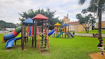 Área de juegos infantiles al aire libre