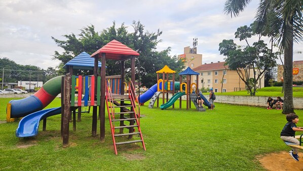 Área de juegos infantiles al aire libre